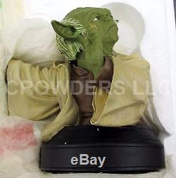 Star Wars Yoda Bust 4 Collectible with Lightsaber Dark Horse Comics Gentle Giant